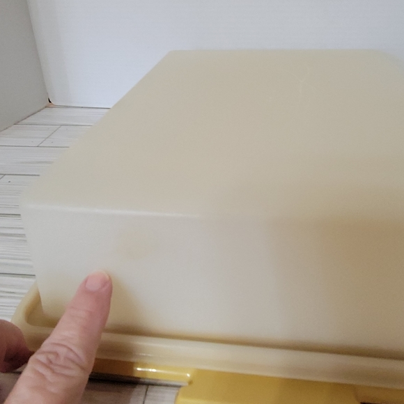 Tupperware 9×13 Cake Storage Container. Yellow Base Opaque Lid - Picture 12 of 15